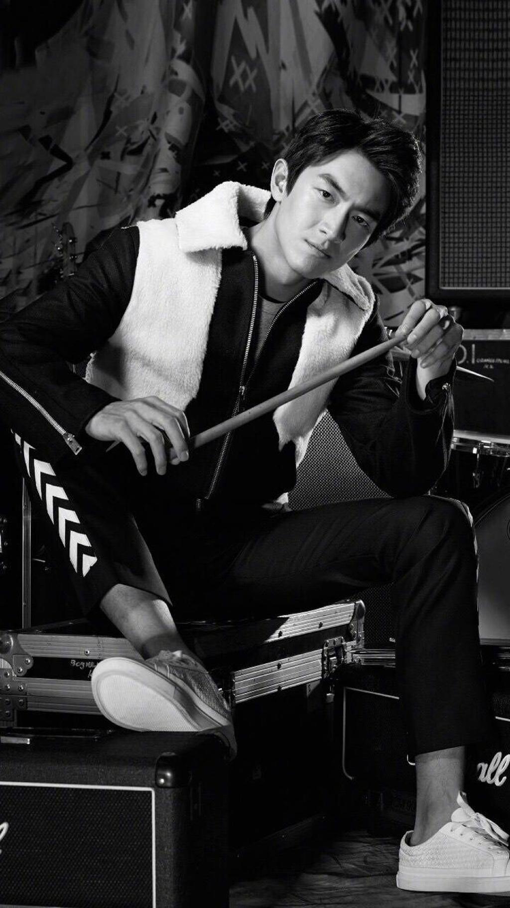 人气小生林更新时尚写真