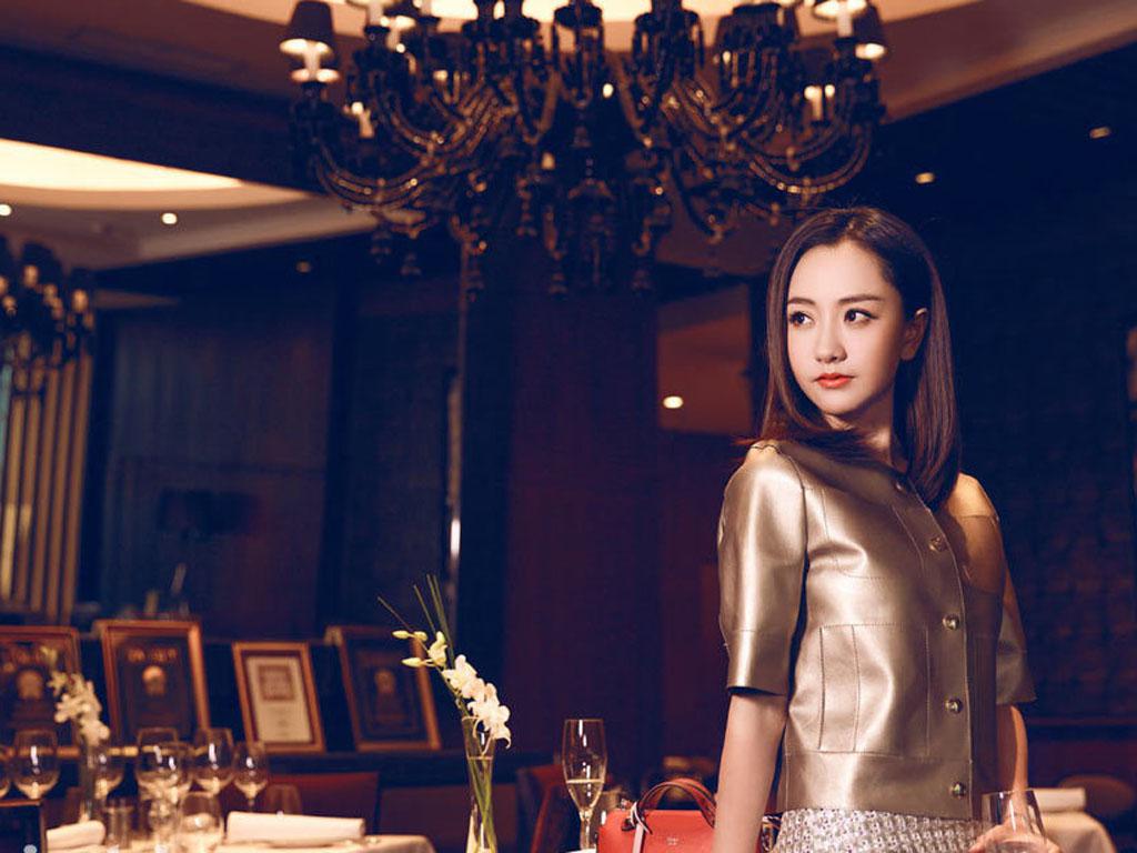 杨蓉镂空装唯美写真