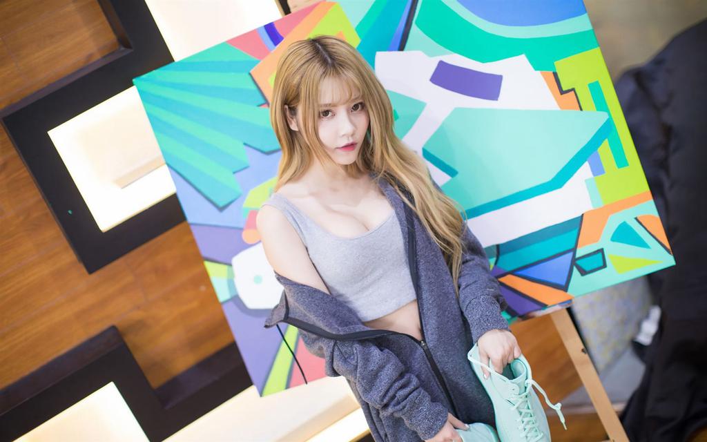 妖娆金发美女性感写真