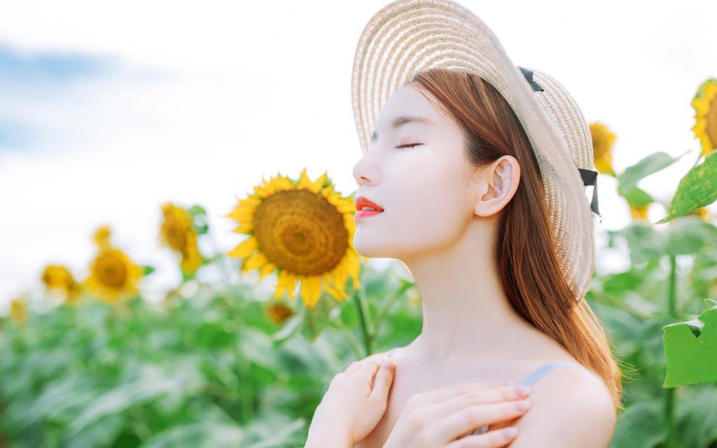 向日葵美女清新户外写真