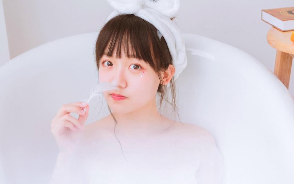 清纯美女浴室小清新写真