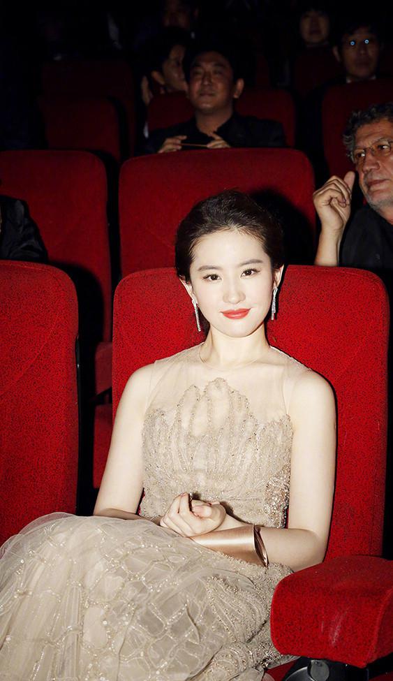 刘亦菲金色礼服裸肩长裙仙气写真