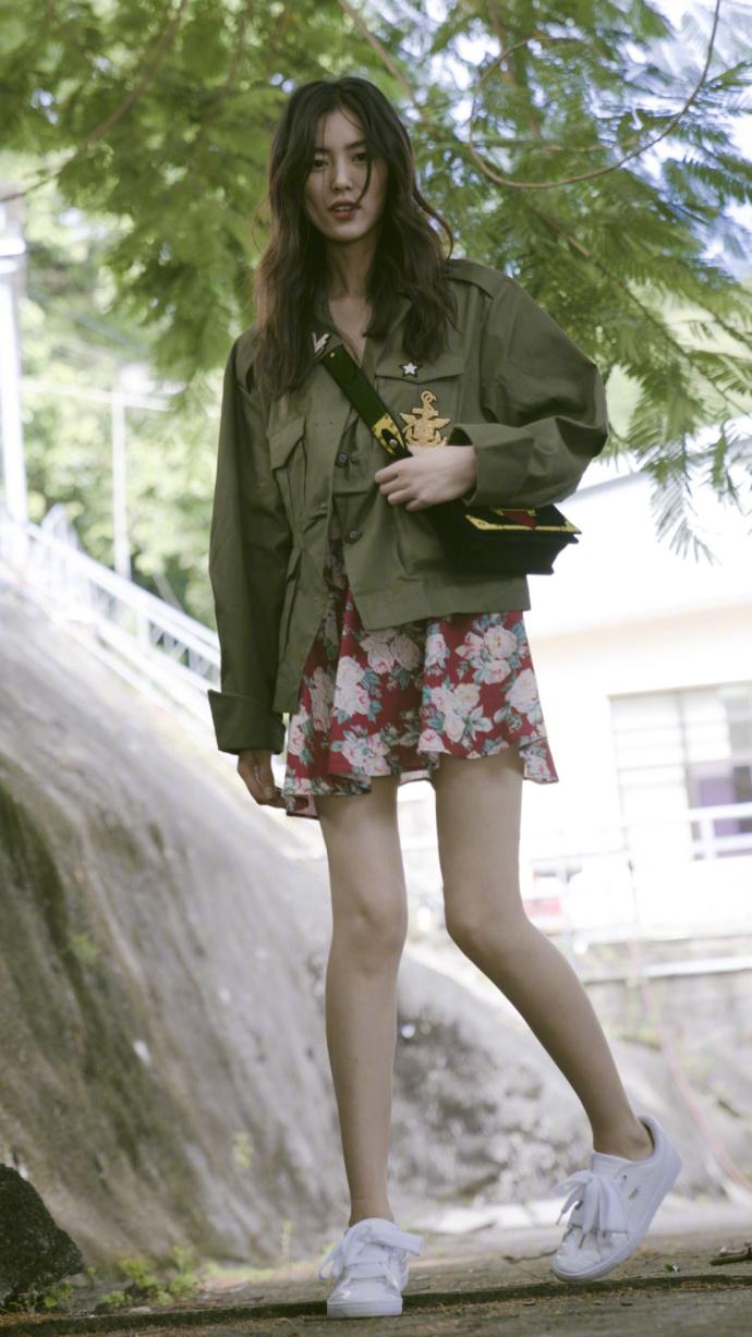 刘雯绿色军装外套秋日唯美街拍写真