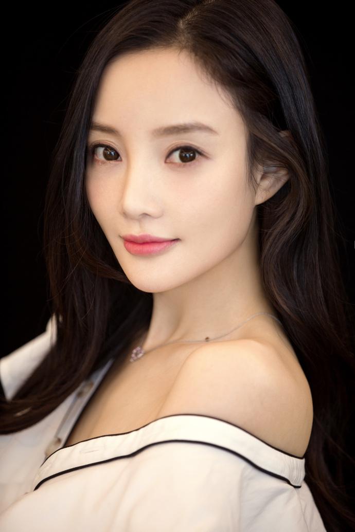 李小璐最新写真图片：妩媚