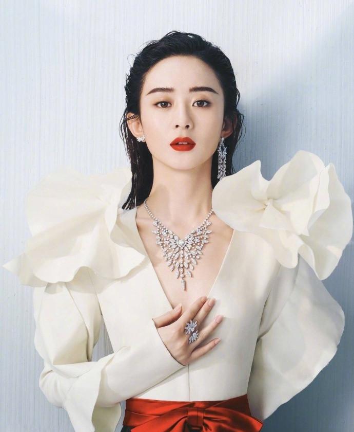 赵丽颖时尚杂志图片：女王范十足