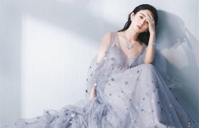 赵丽颖时尚杂志图片：女王范十足