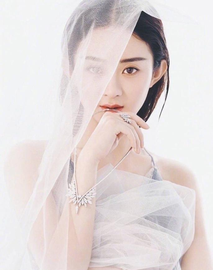 赵丽颖时尚杂志图片：女王范十足