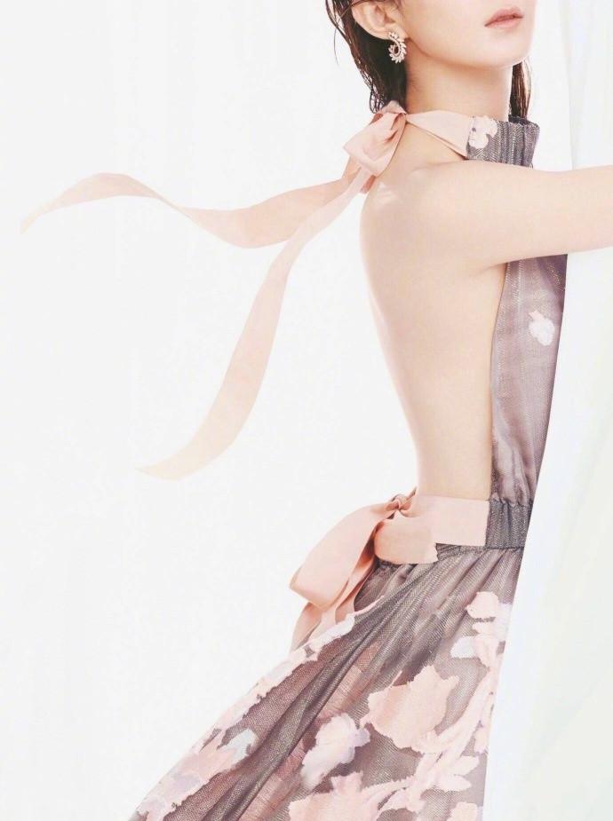 赵丽颖时尚杂志图片：女王范十足