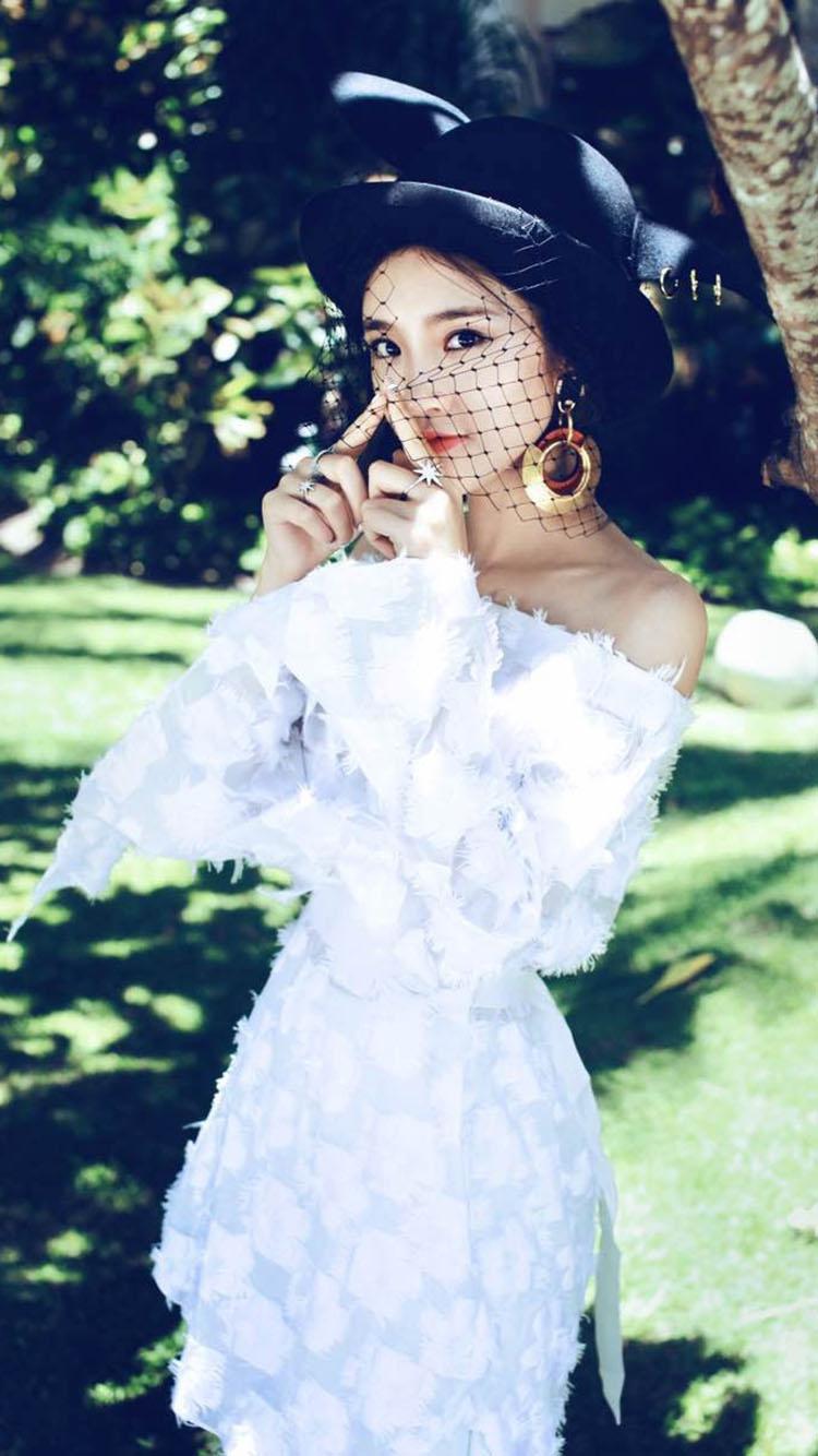 唐艺昕清纯时尚大片