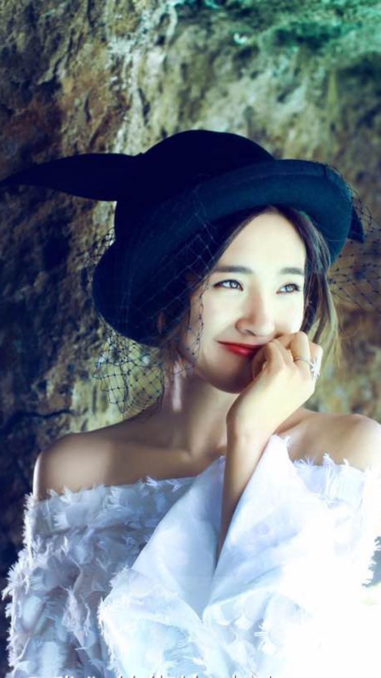 唐艺昕清纯时尚大片