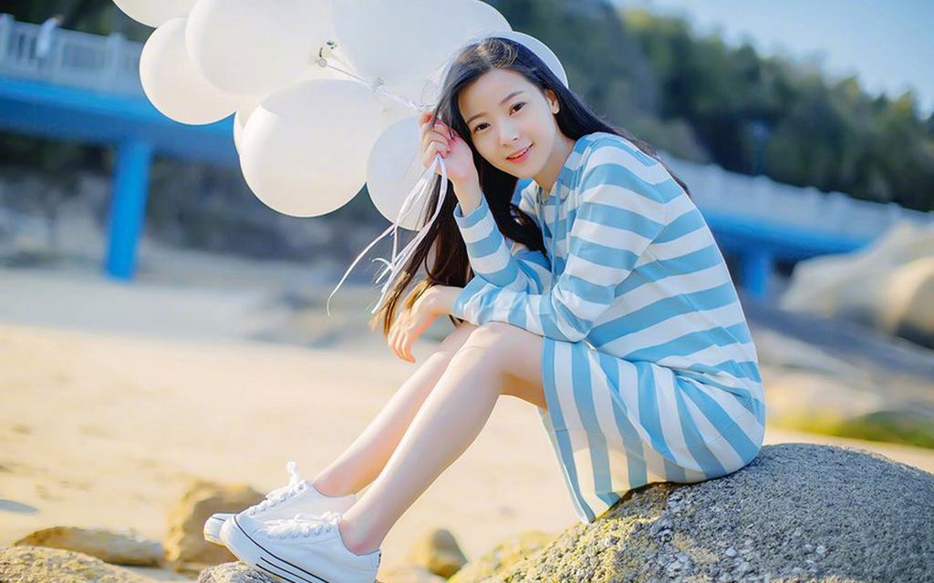 清纯校园女生白气球写真