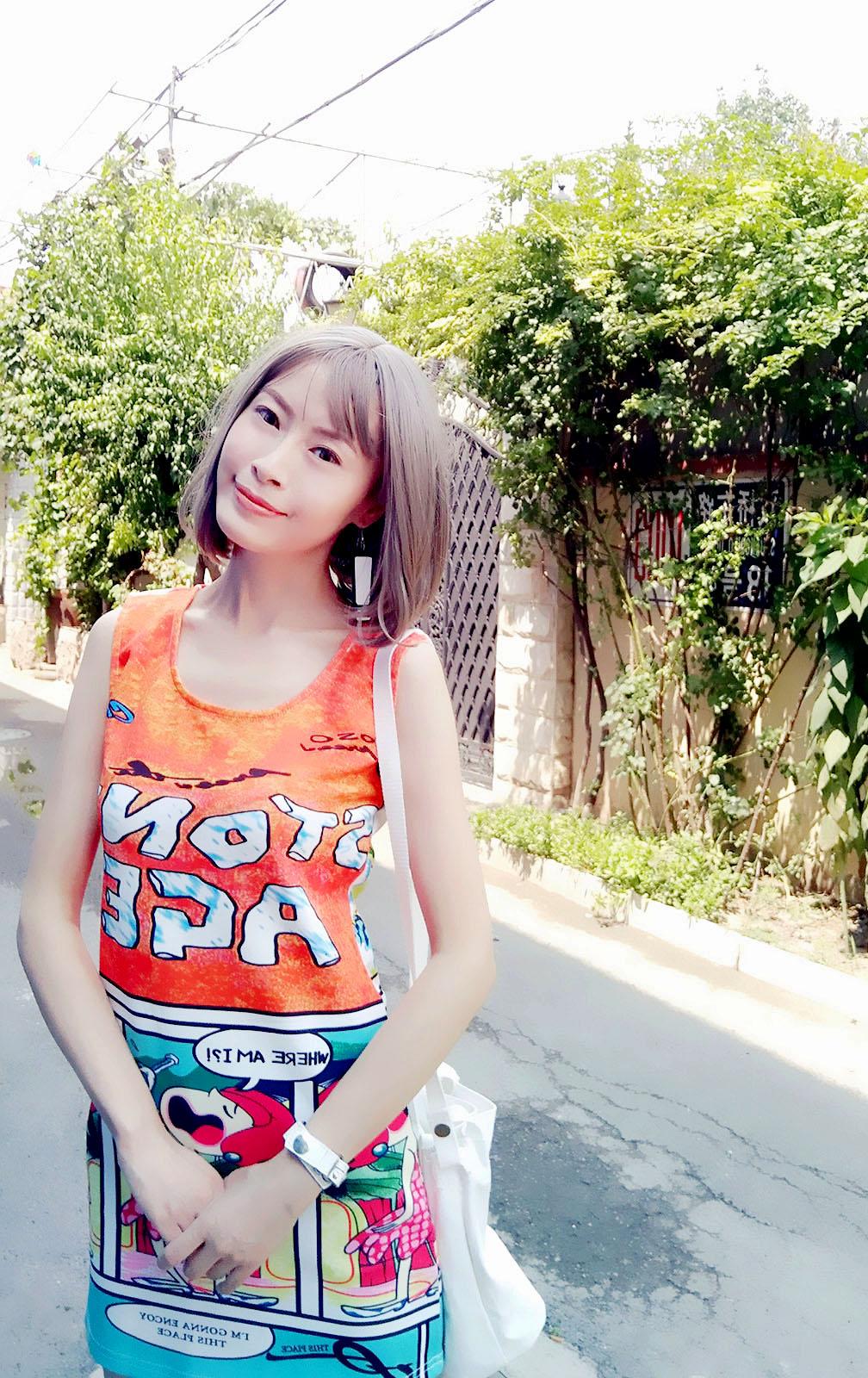 伊贞羽印花街头风背心裙街拍