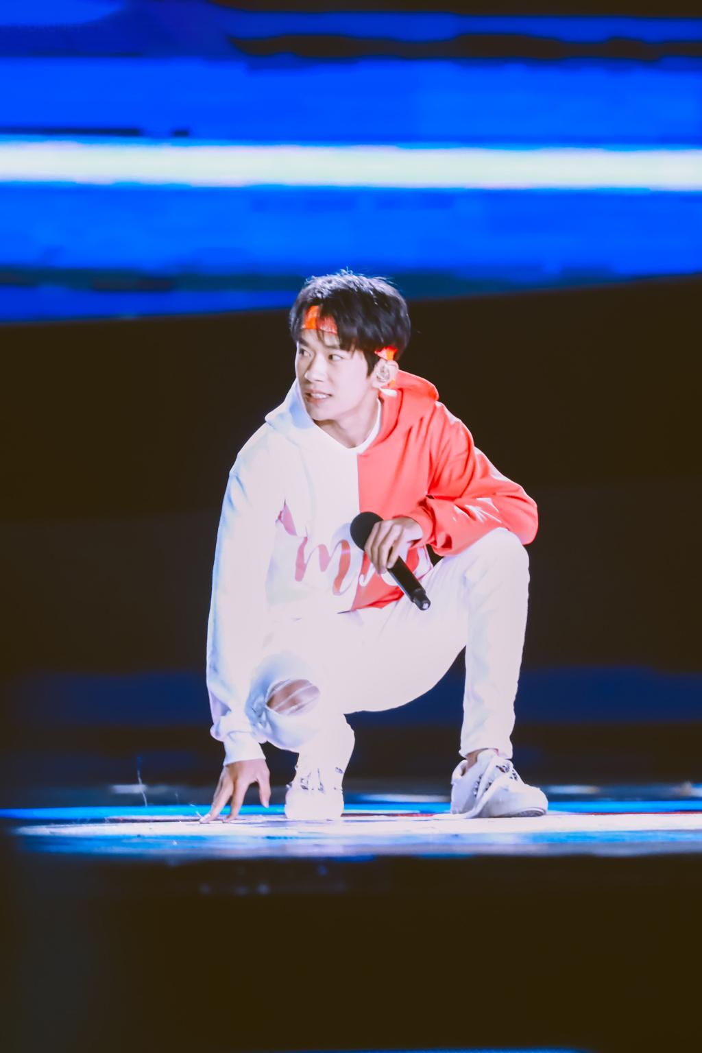 易烊千玺中秋彩排图片