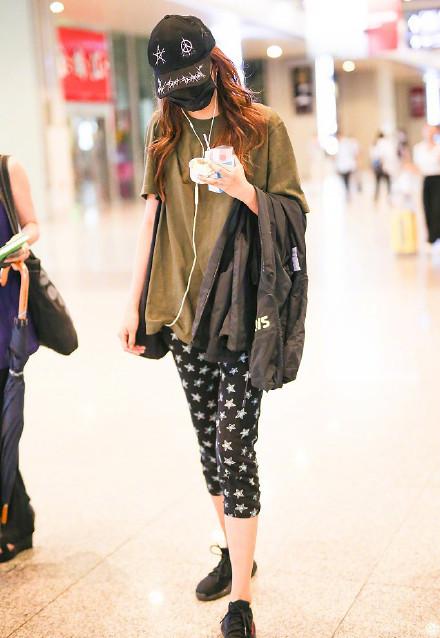 关晓彤睡衣风机场图片