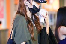 关晓彤睡衣风机场图片