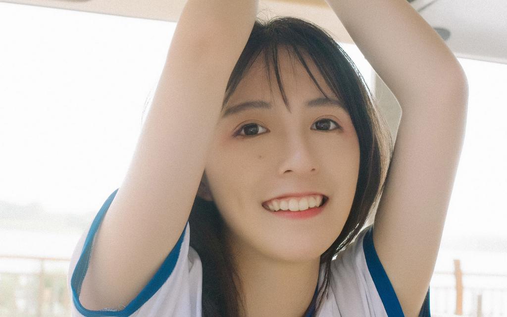 短发美女运动服清新写真