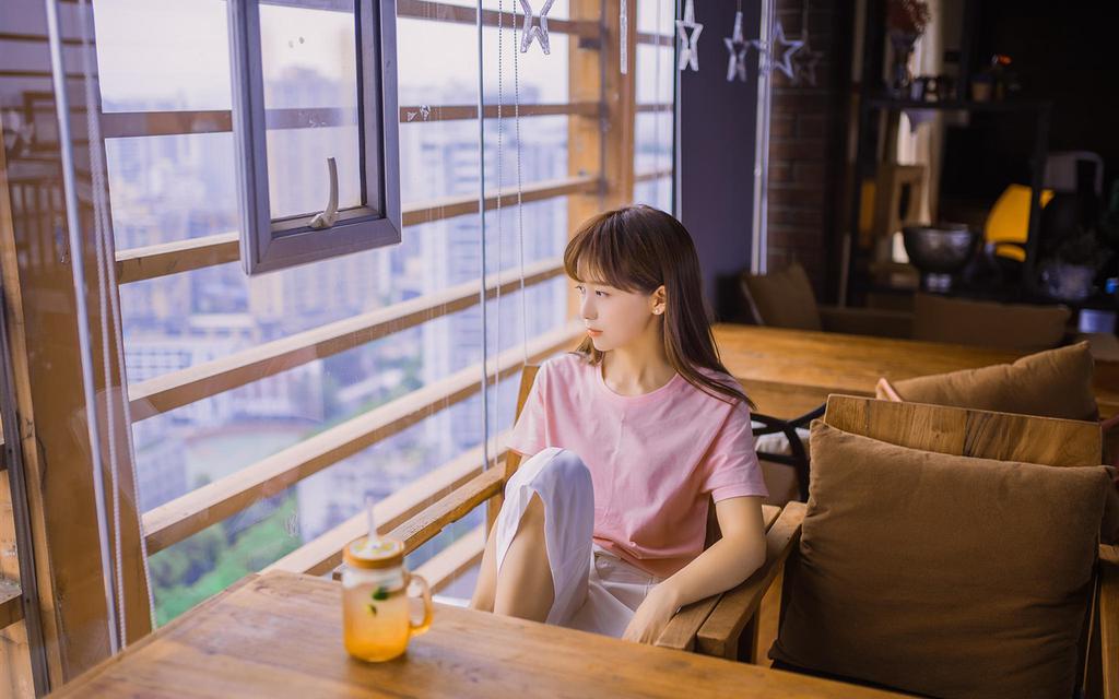 日系粉嫩女生安静写真