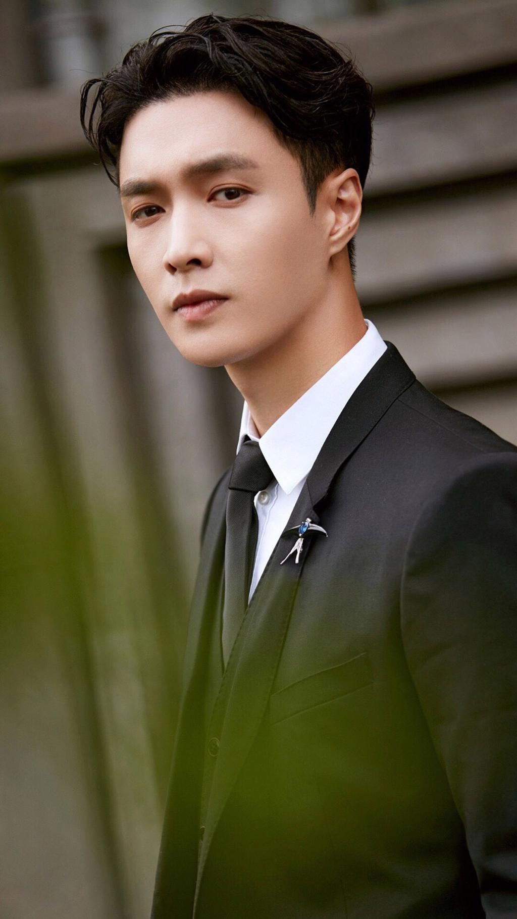 张艺兴西装帅气写真