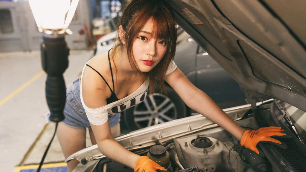 烈焰红唇美女车间性感写真