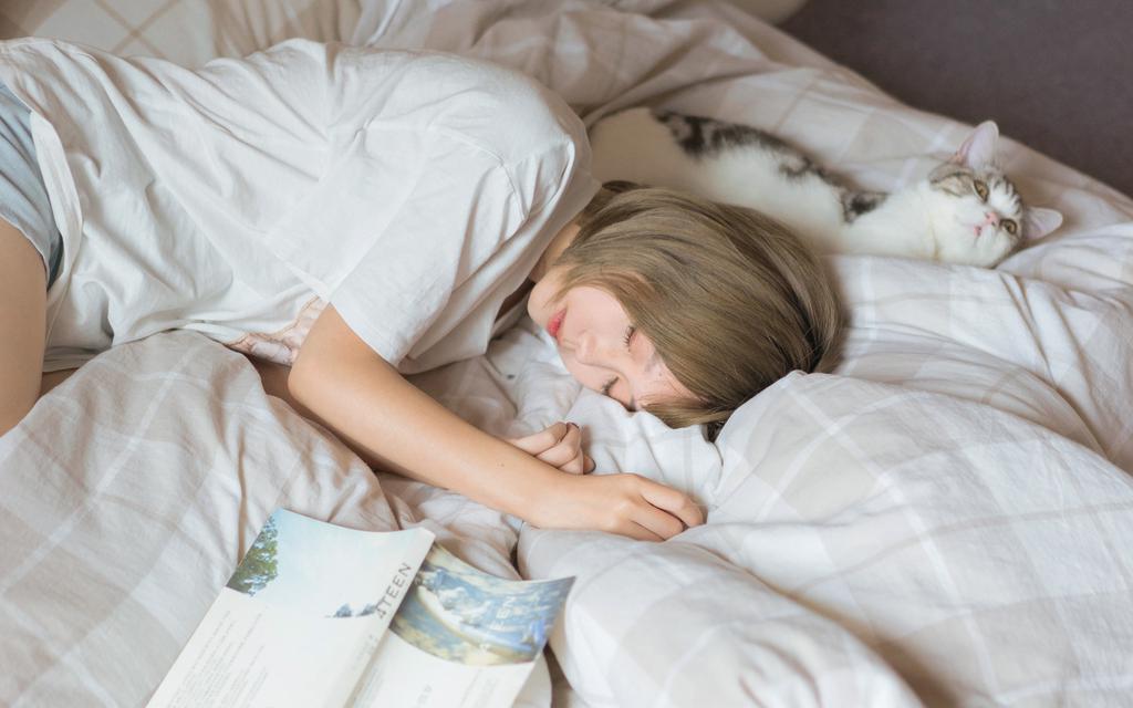 清纯短发白嫩美少女居家写真