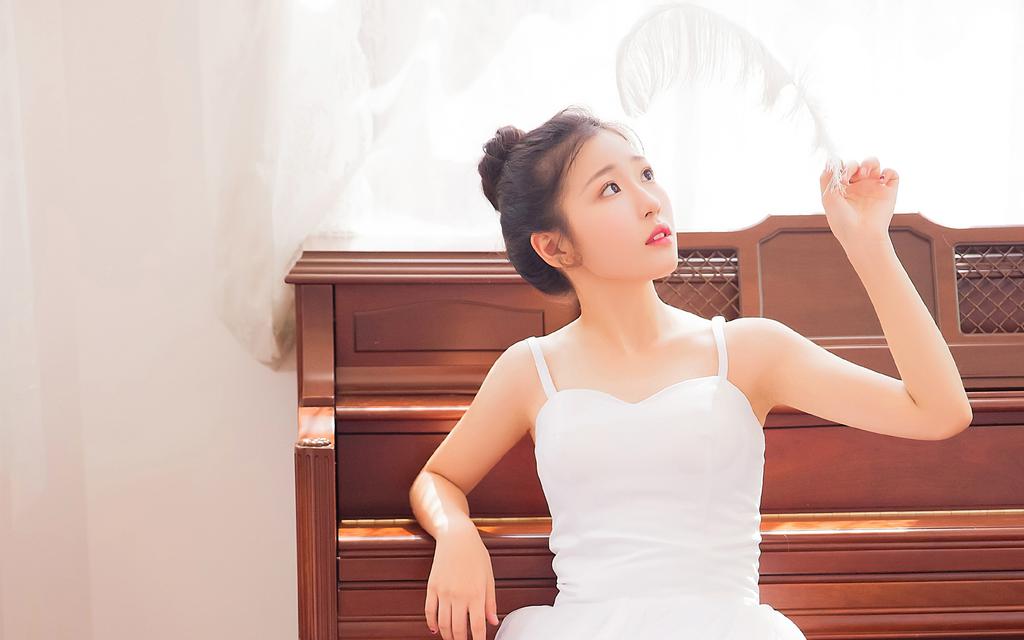 甜美少女纯白色吊带裙私房写真