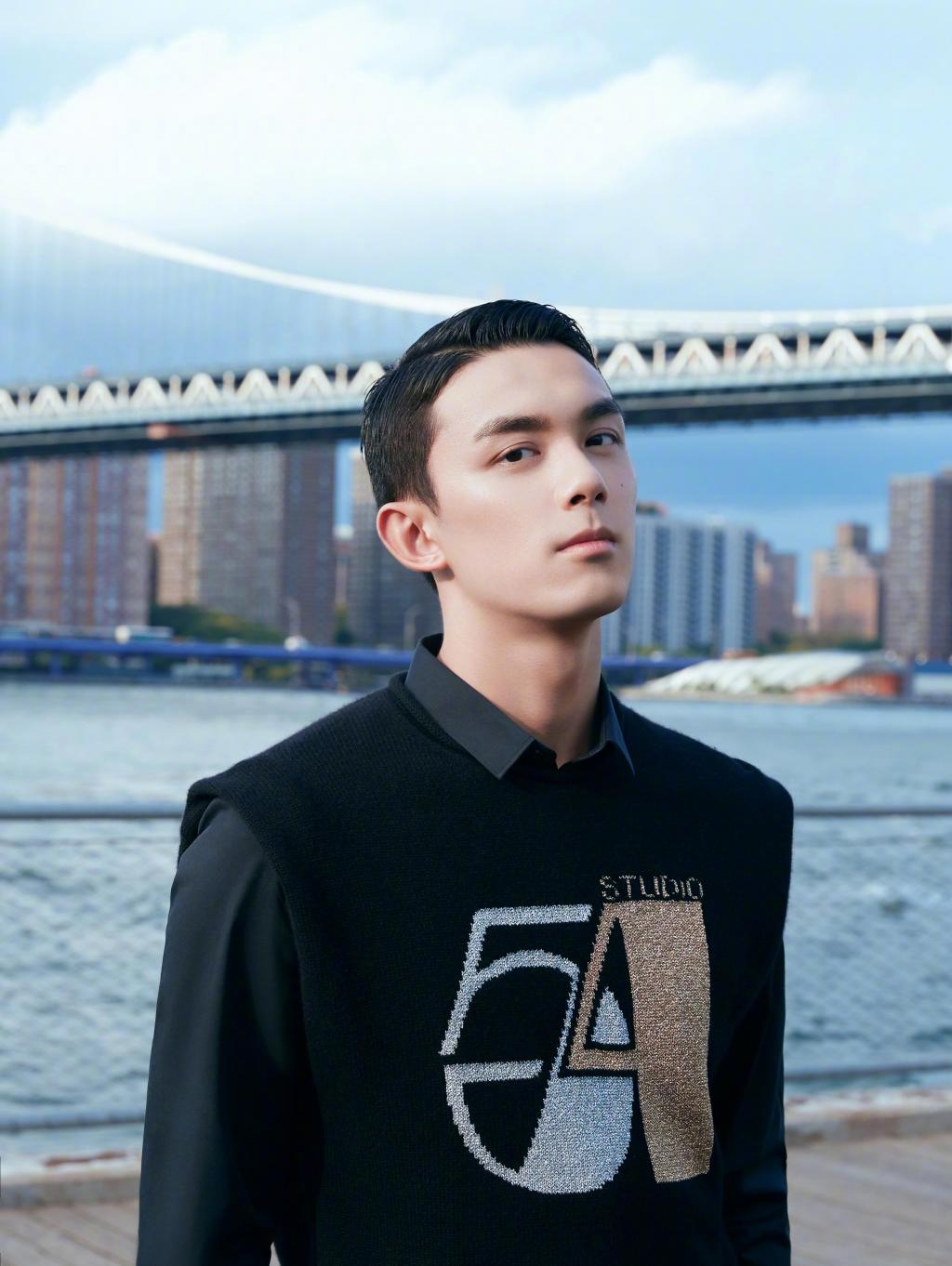 帅气少年吴磊街拍写真