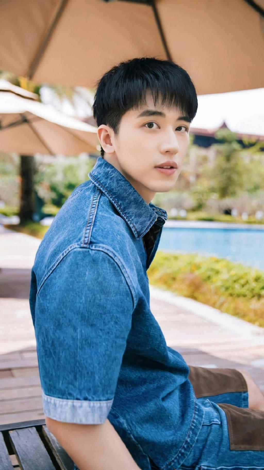 许魏洲休闲牛仔套装帅气户外生活照