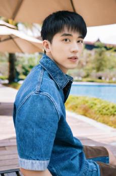 许魏洲休闲牛仔套装帅气户外生活照-2