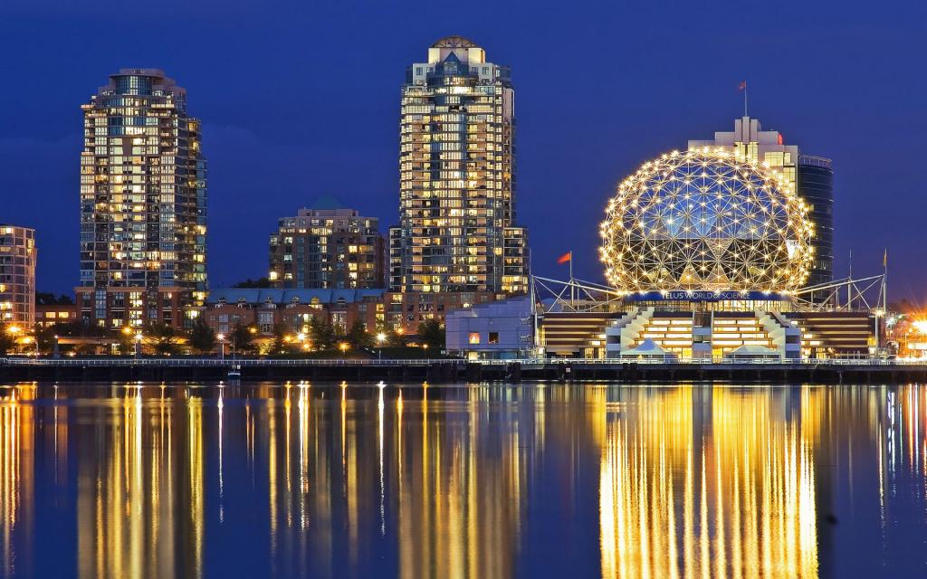 宽屏倒影的城市夜景
