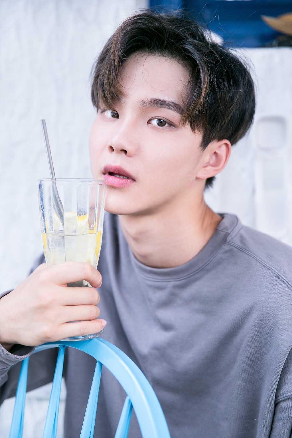 偶像练习生周彦辰写真