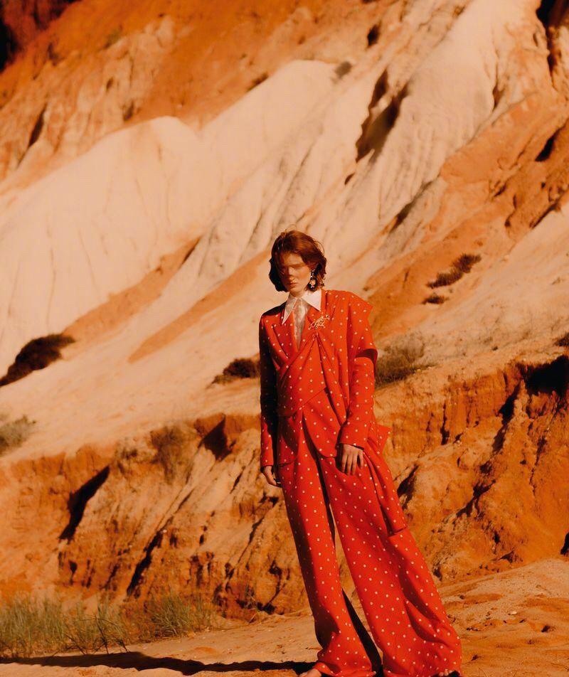 耀眼女神优雅迷人礼裙户外暖色系诱人写真