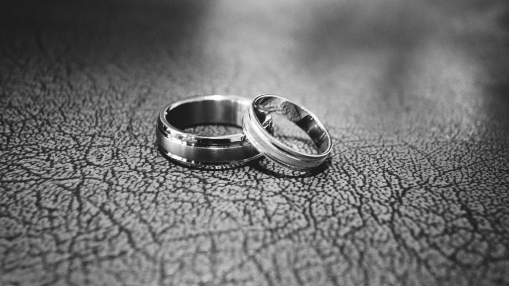 闪闪发亮的订婚钻戒