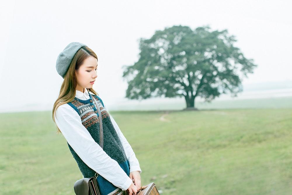 远行的文艺小姐姐户外写真