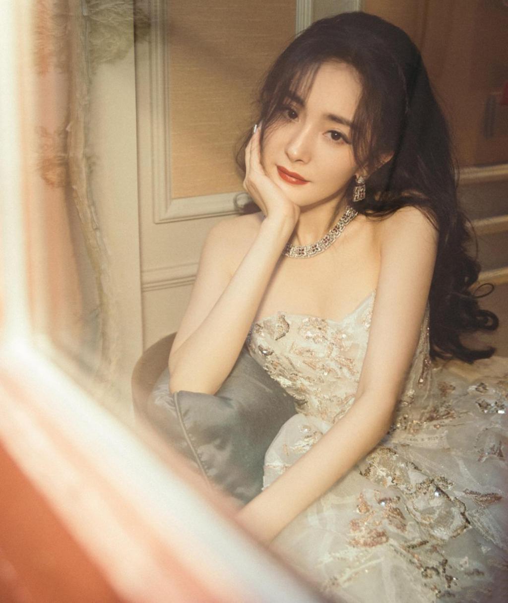 杨幂金色刺绣礼服古堡唯美写真