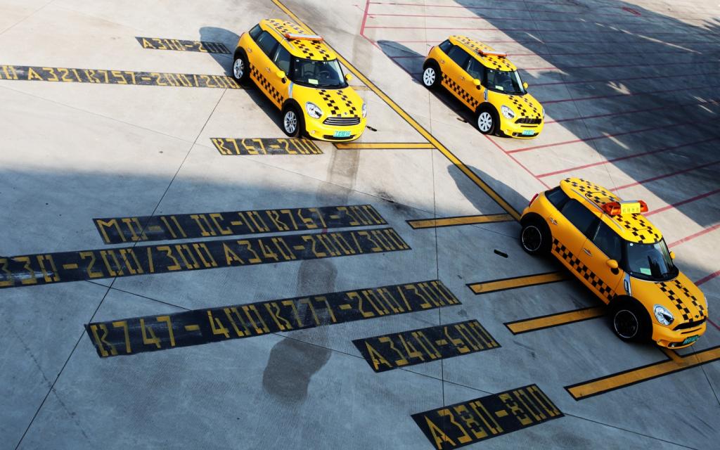 帅气MINI广州白云机场空客A380首航专用引导车