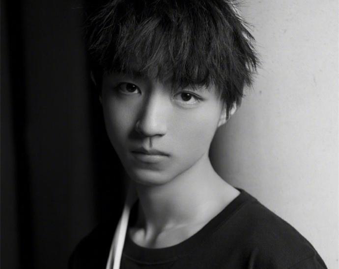 帅气时尚的王俊凯