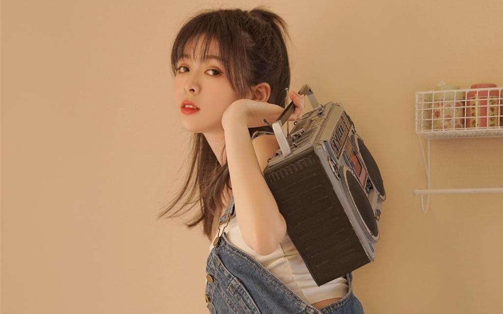 性感背带裤美女清新可爱动人写真