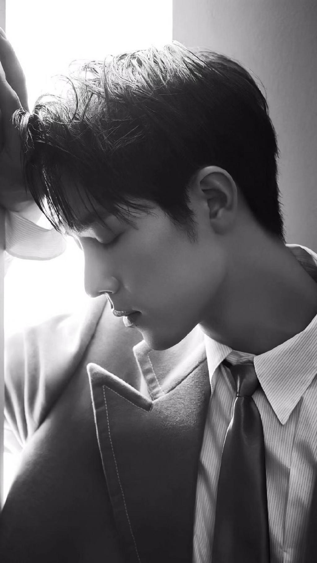 暖心男孩肖战帅气写真