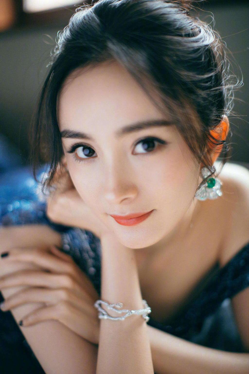 杨幂温婉优雅暗夜星空礼服写真