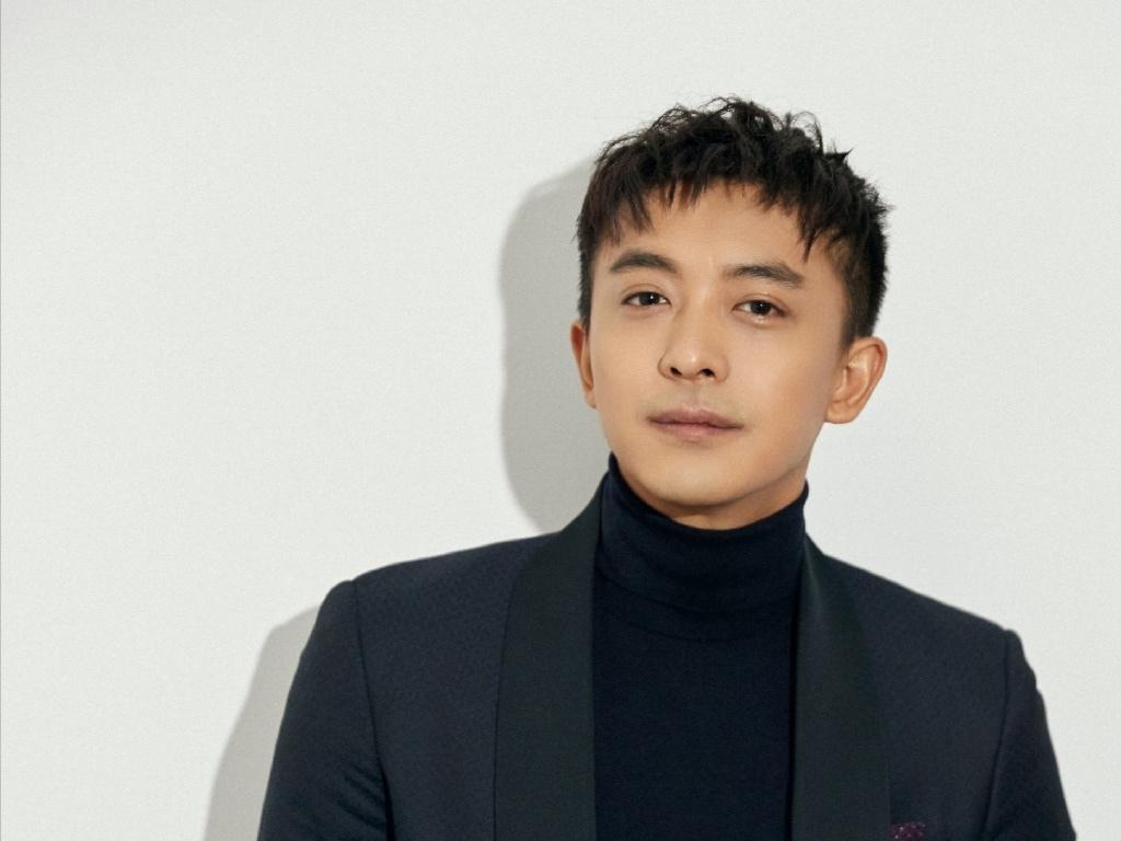 李佳航时尚帅气西装写真