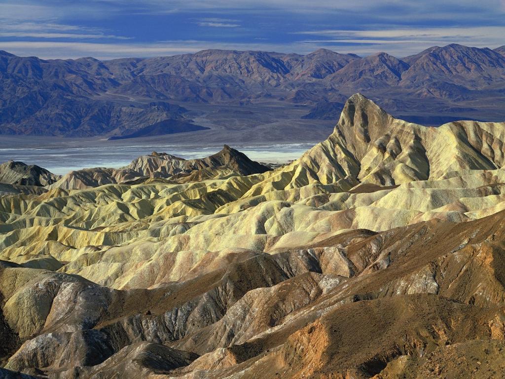 唯美的山峡谷