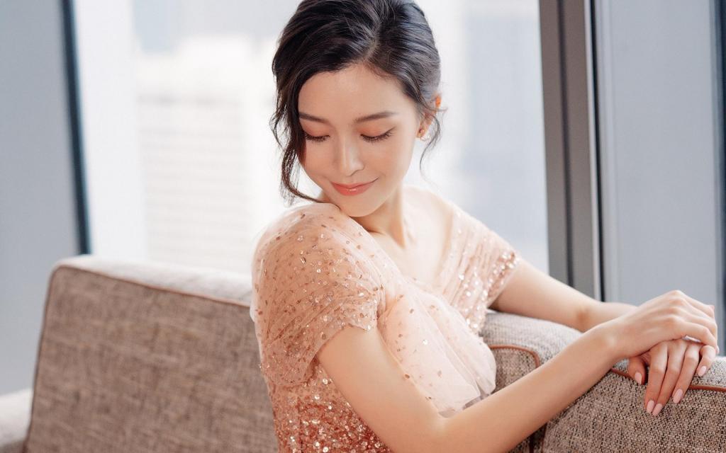 文咏珊清爽知性优雅礼服性感迷人写真