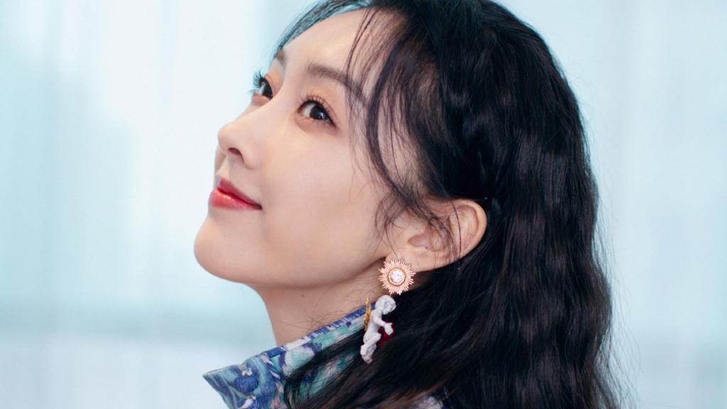 宣璐印花裙气质知性诱人室内写真