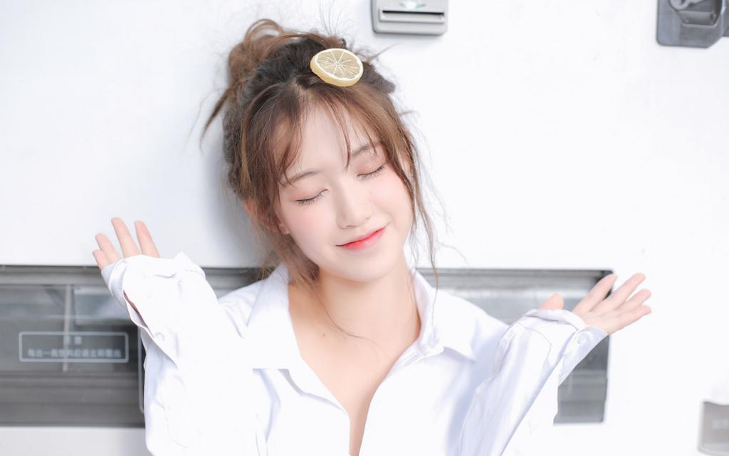 俏皮美女白衬衫诱惑写真