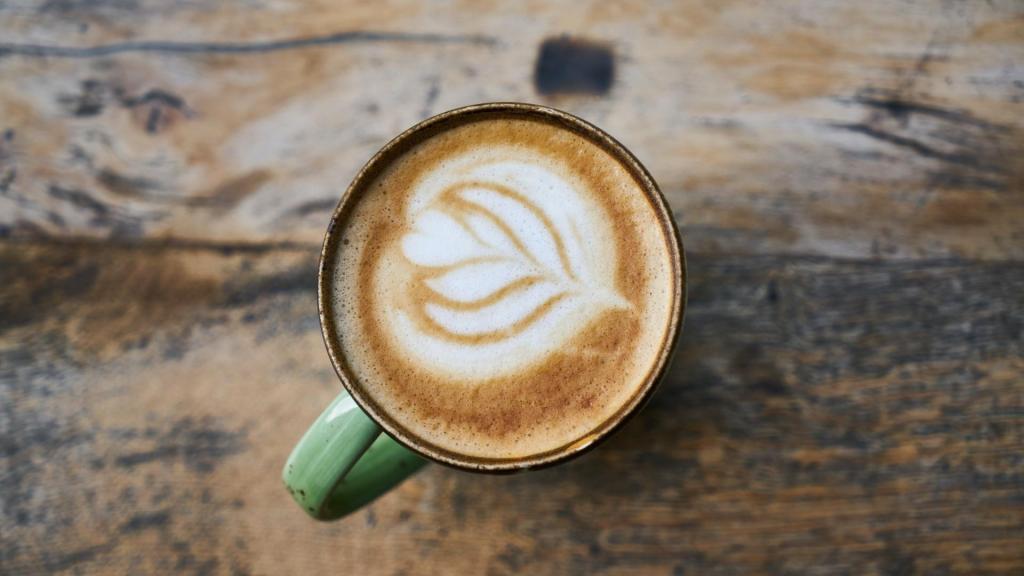 精致拉花咖啡优雅摆拍