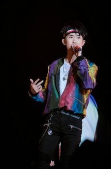 咪咕音乐盛典易烊千玺帅气写真-6