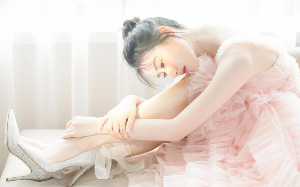 恬静清纯淡雅袁冰妍时尚写真