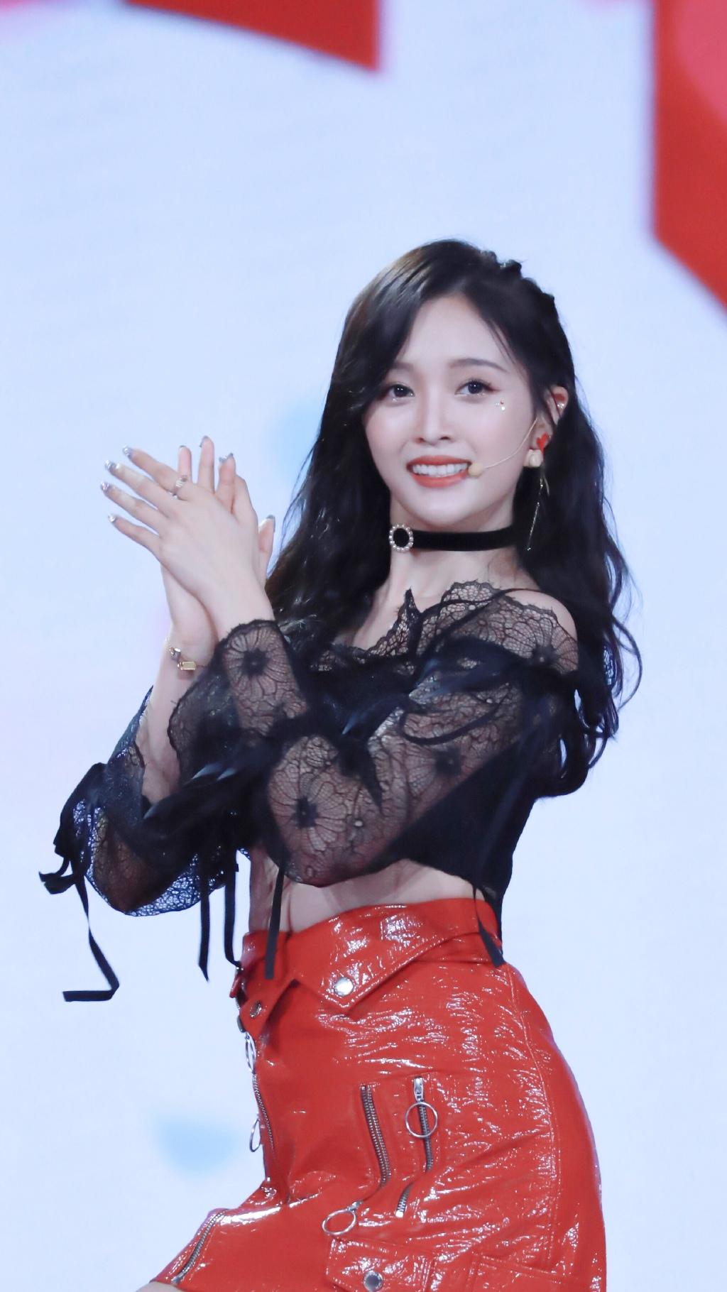 火箭少女101吴宣仪迷人写真