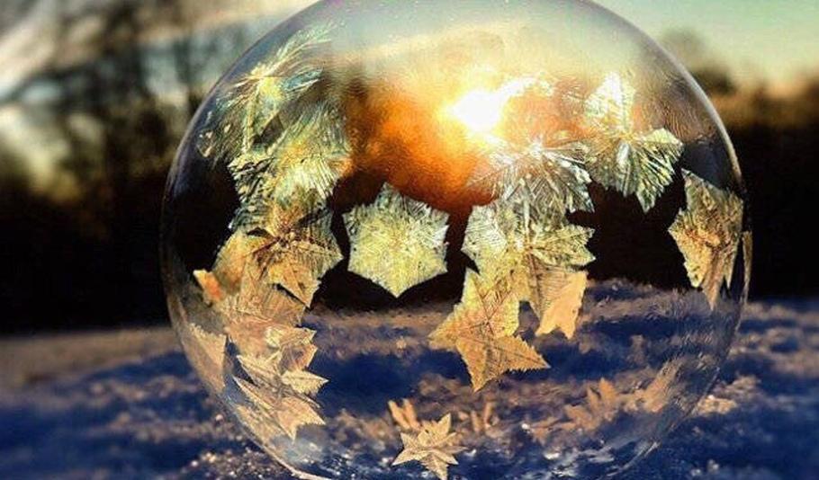 0度下美丽的泡泡结冰