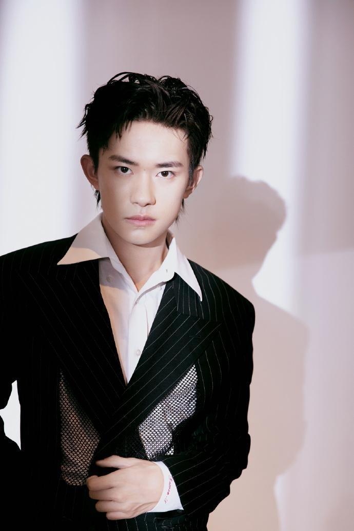 易烊千玺新发型